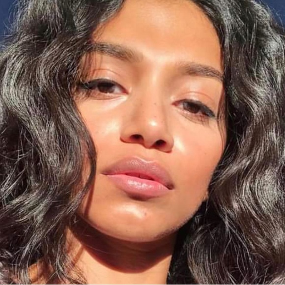 GLOSSIER Perfecting Skin Tint G4 - Picture 2 of 12